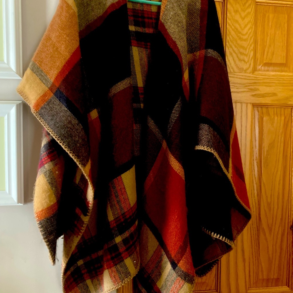 Women’s Poncho/Shawl. Shades of brown & red.  One size fits all.